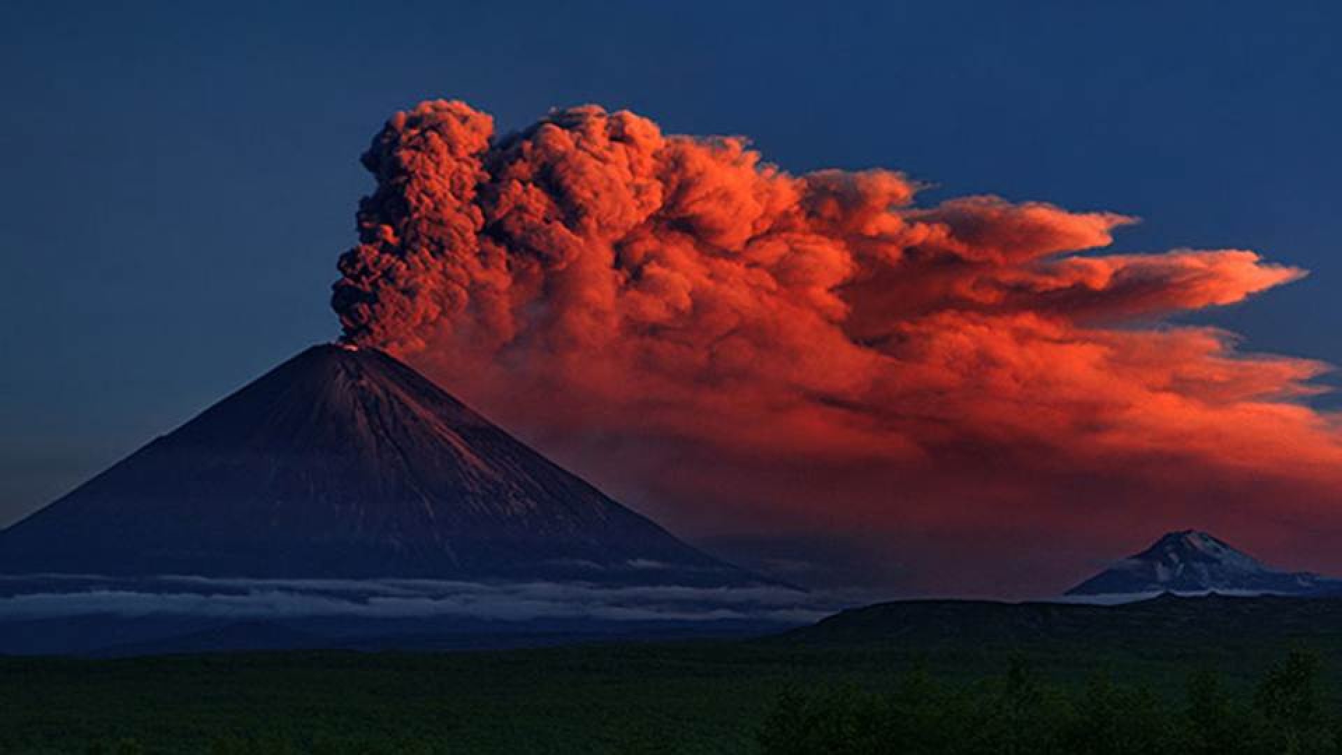 Самый высокий камчатский вулкан. Камчатка вулкан Ключевская сопка. Извержение вулкана Ключевская сопка. Ключевская сопка извержение. Камчатка Ключевская сопка извержение.