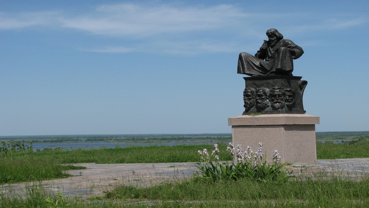 Пам’ятник на честь 900-річчя І з’їзду князів Київської Русі